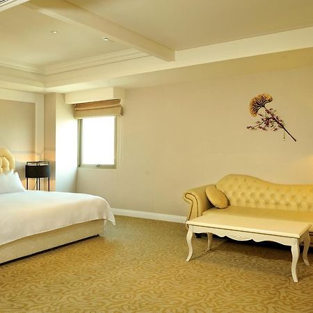 Asia Emperor Hotel Tainan Bagian luar foto