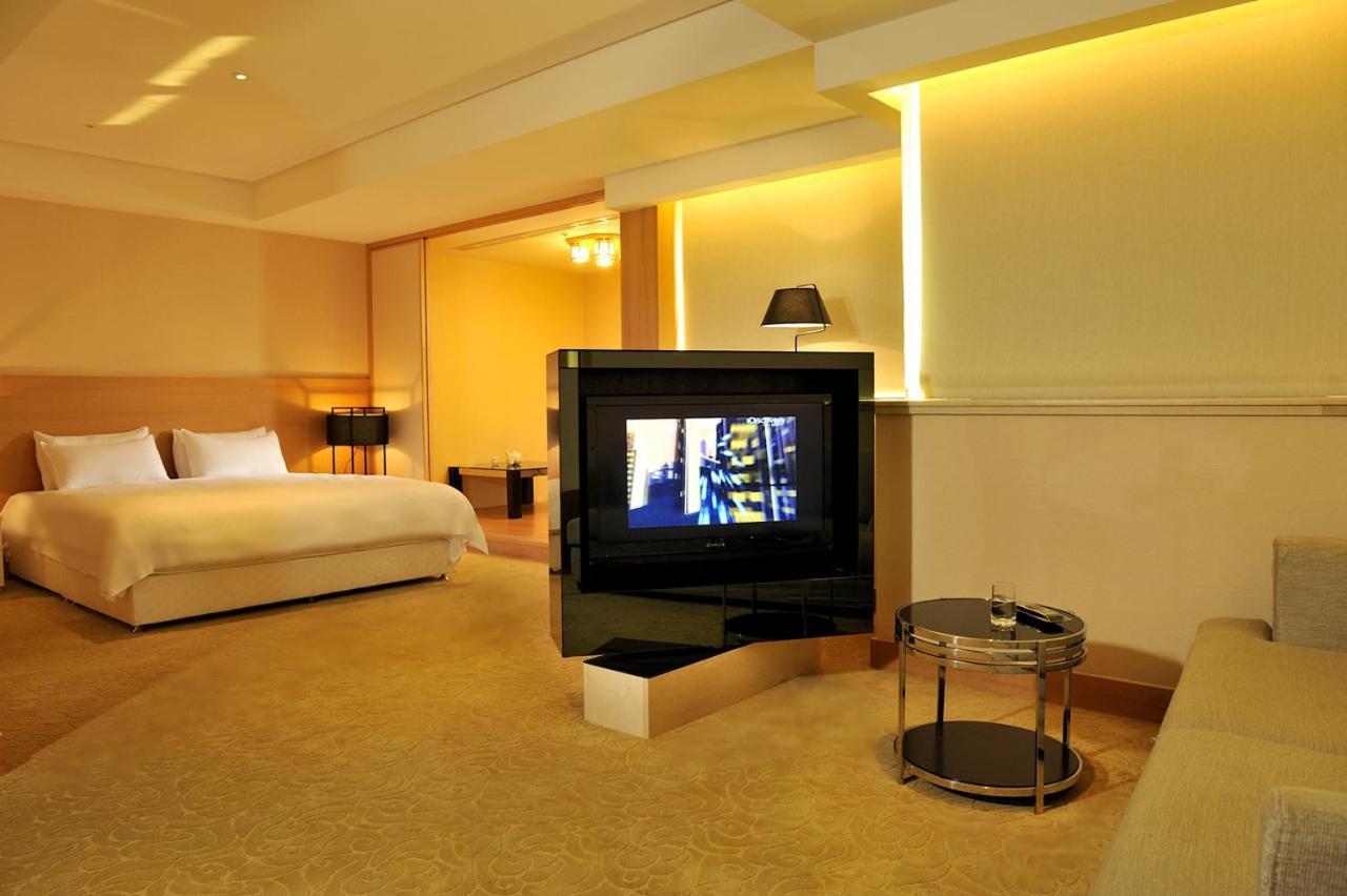 Asia Emperor Hotel Tainan Bagian luar foto