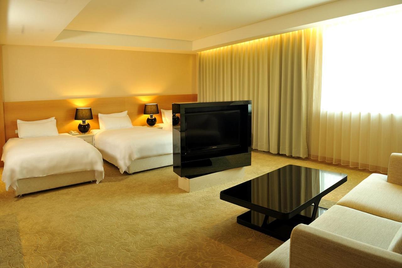 Asia Emperor Hotel Tainan Bagian luar foto